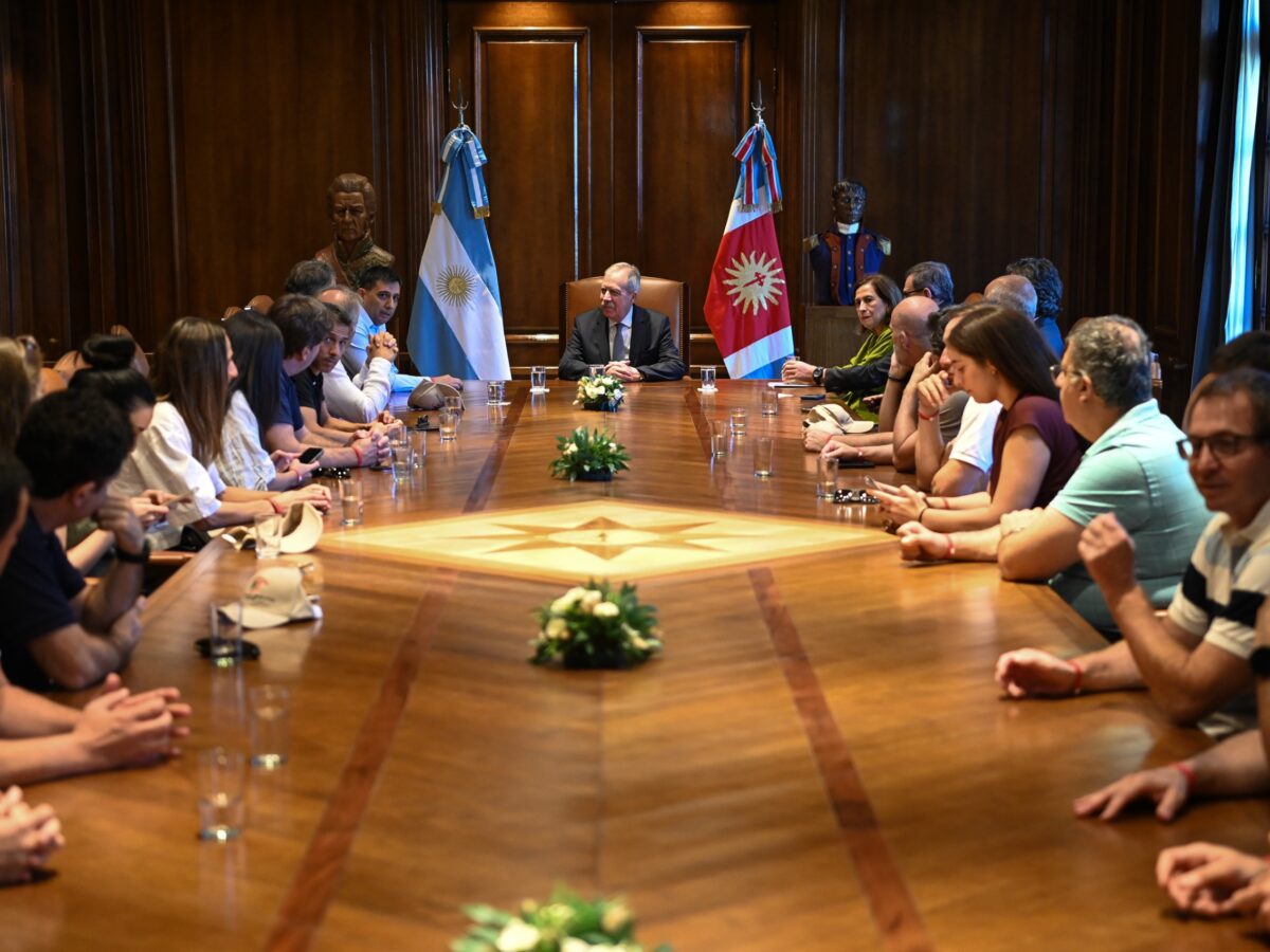 El Gobernador recibió en Casa de Gobierno a los más prestigiosos cirujanos de la Argentina