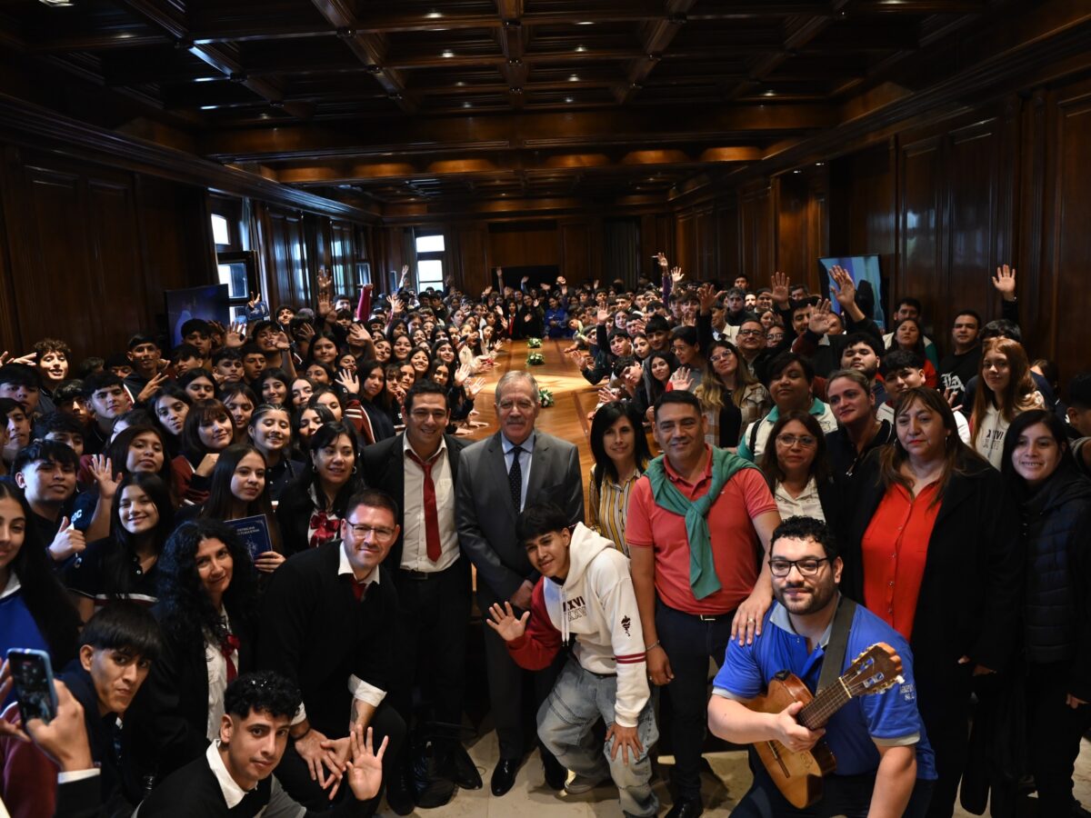 Estudiantes de nueve departamentos fueron recibidos por el gobernador en Casa de Gobierno