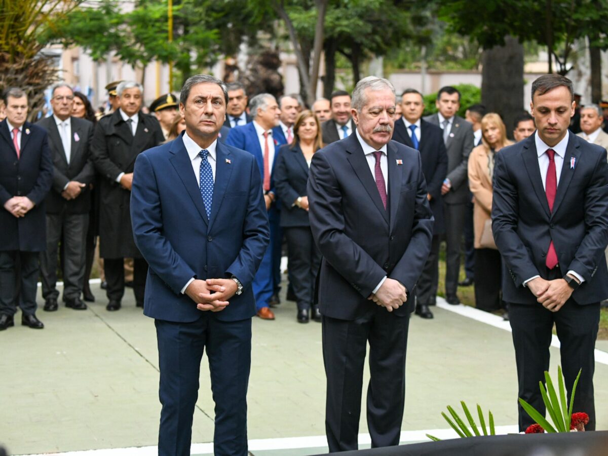 El gobernador Elías Suárez presidió el acto por el 206° Aniversario de la Autonomía Provincial