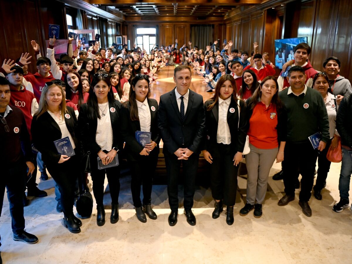 Estudiantes de Loreto y Añatuya visitaron Casa de Gobierno