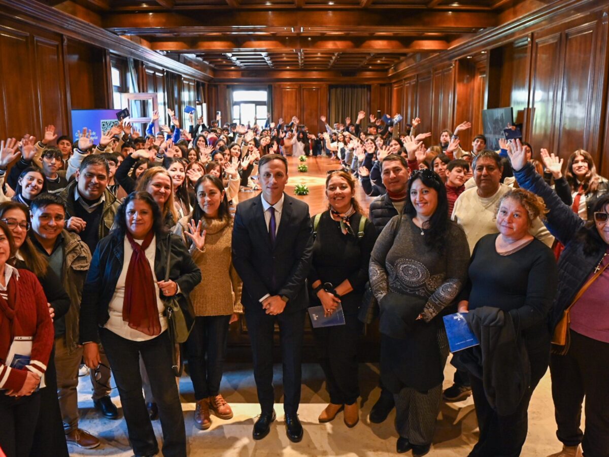 Alumnos de Avellaneda, Juan Felipe Ibarra y Choya visitaron Casa de Gobierno