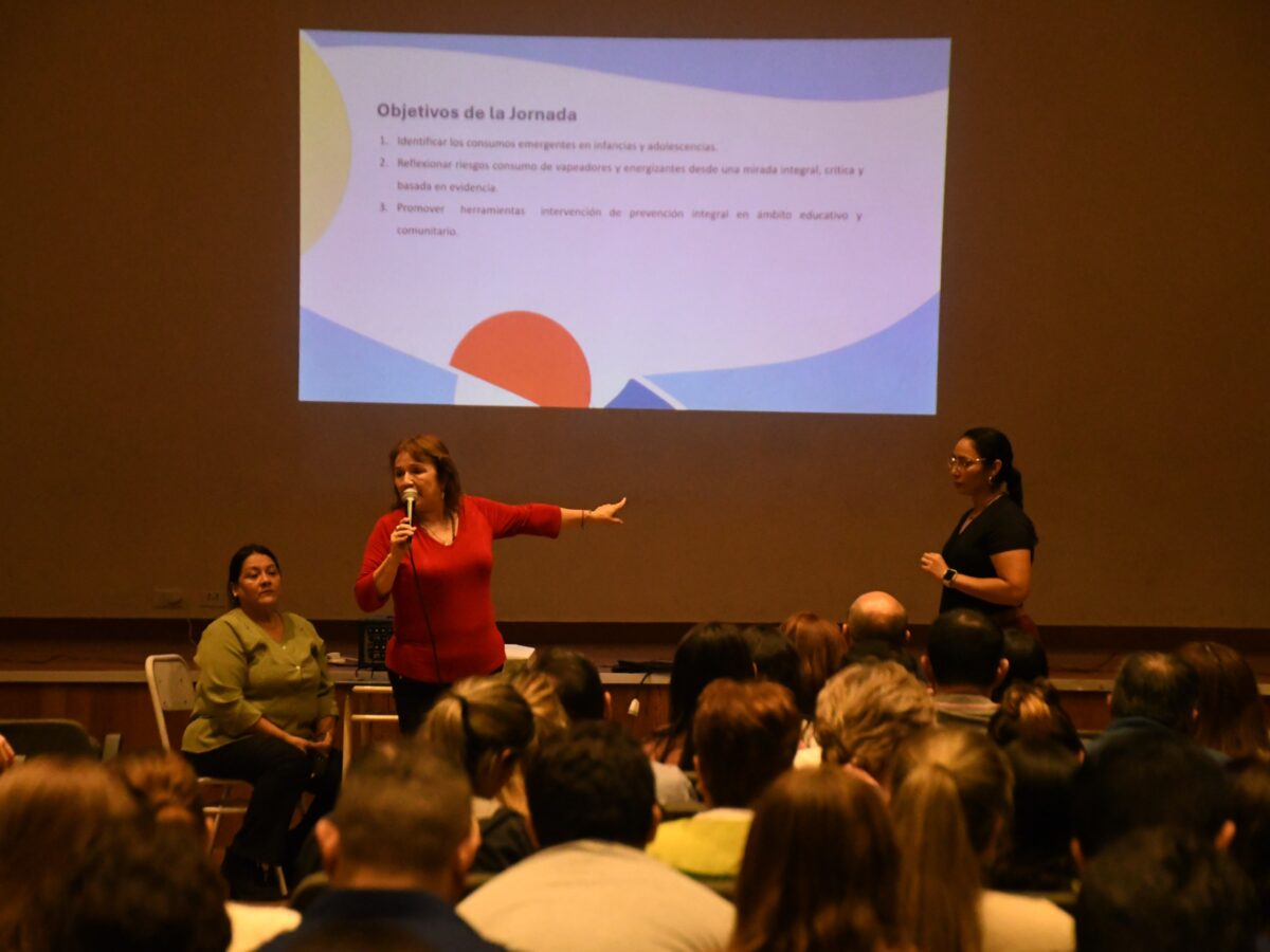 Capacitan a docentes en  prevención con eje en vapeadores y energizantes