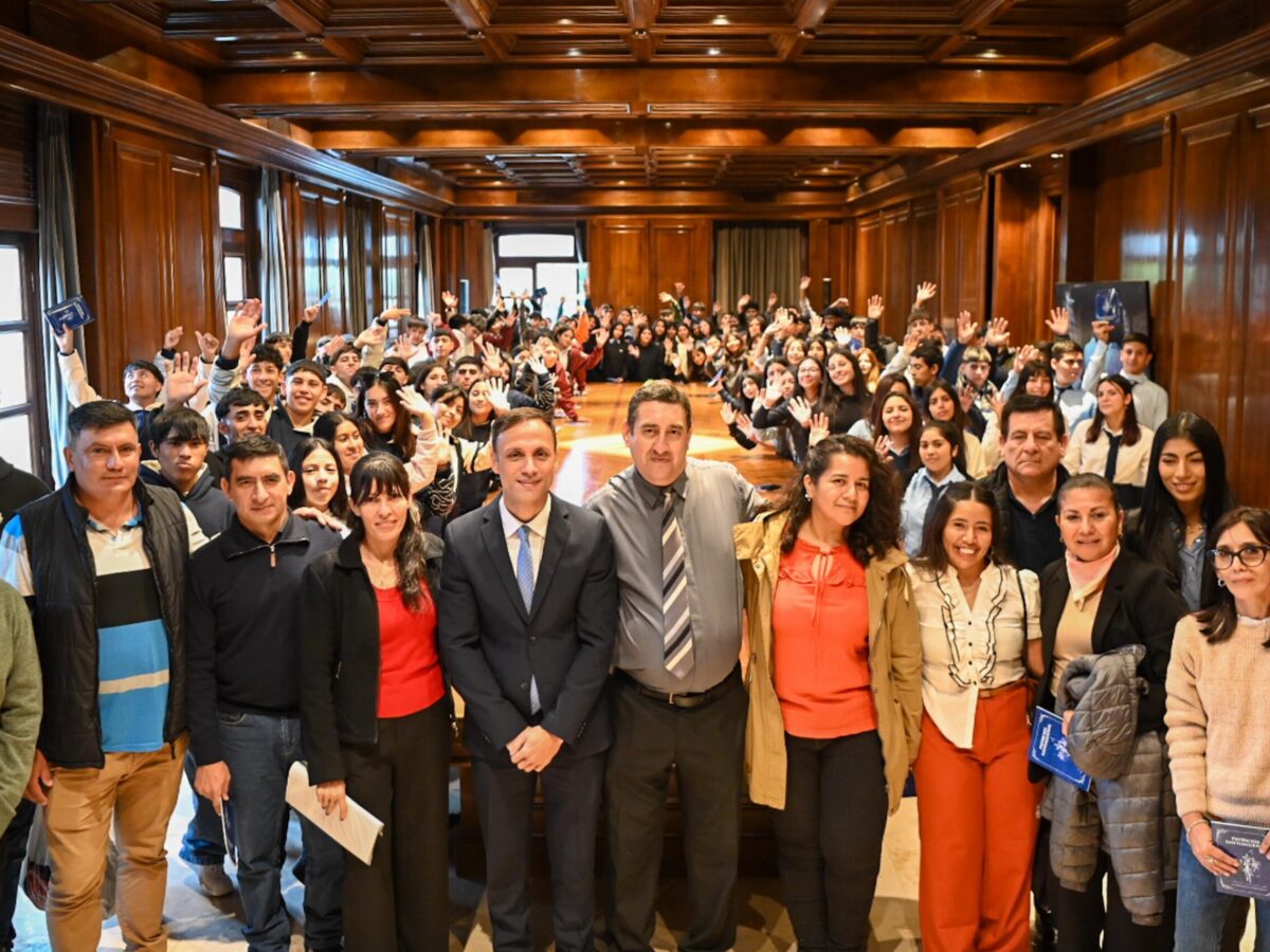 Alumnos de Robles y Figueroa visitaron Casa de Gobierno a través del programa Conociendo Mi Provincia