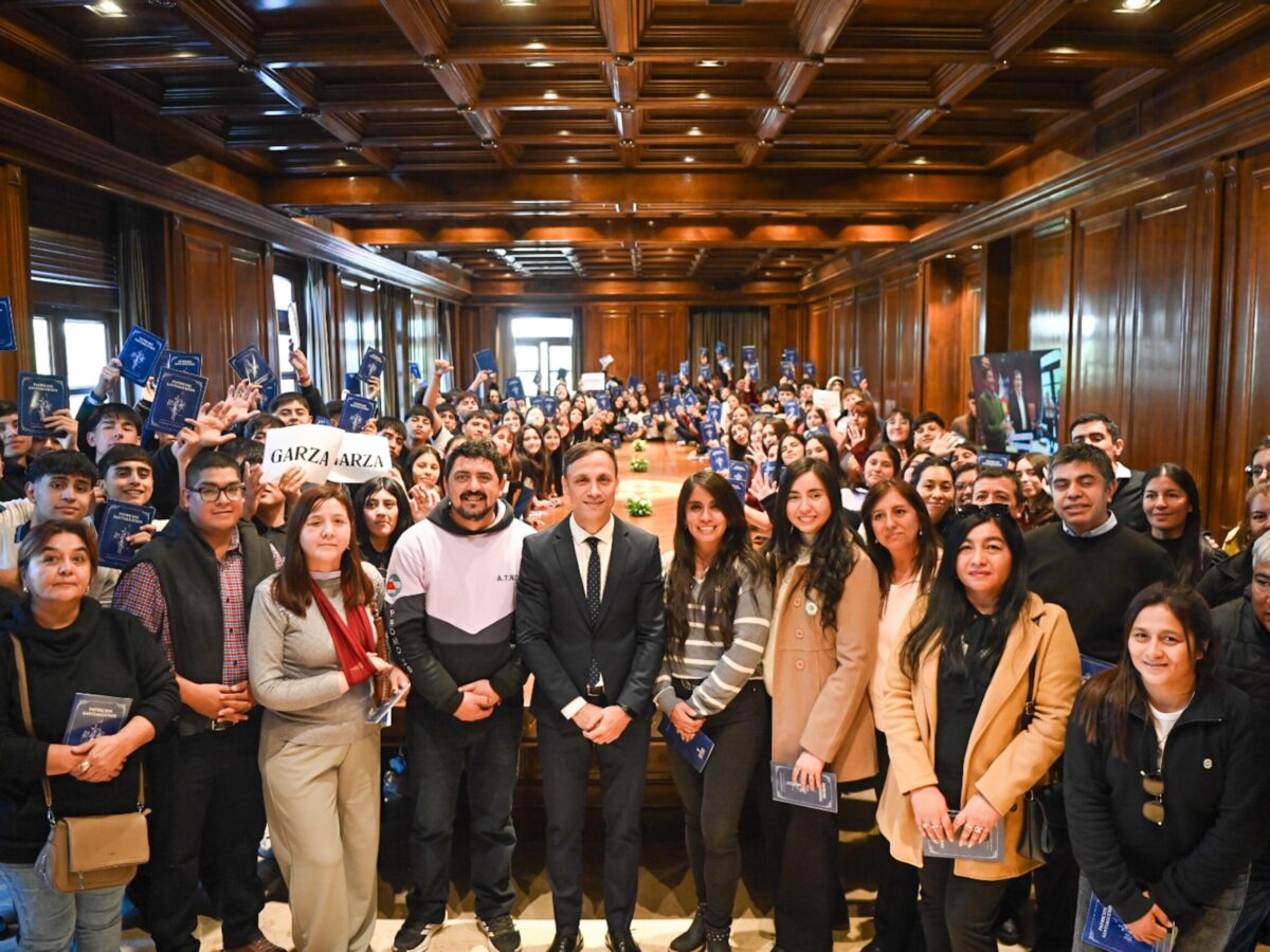 El Jefe de Gabinete recibió en Casa de Gobierno a alumnos de los departamentos Sarmiento, Atamisqui y Quebrachos