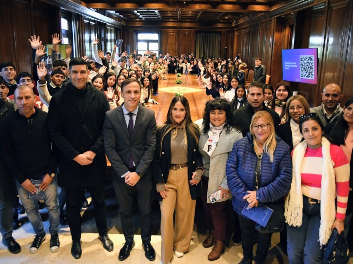Alumnos de los departamentos Quebrachos y Atamisqui visitaron Casa de Gobierno