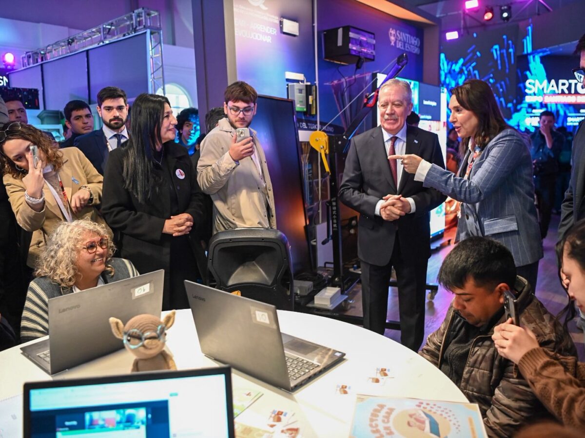 El Gobernador Elías Suárez participó en el Smart City  de una charla virtual con docentes de toda la provincia