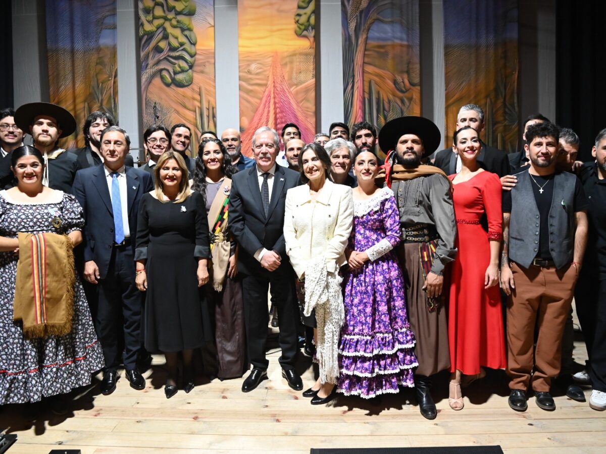 El gobernador Elías Suárez presidió la velada de gala en el Teatro 25 de Mayo