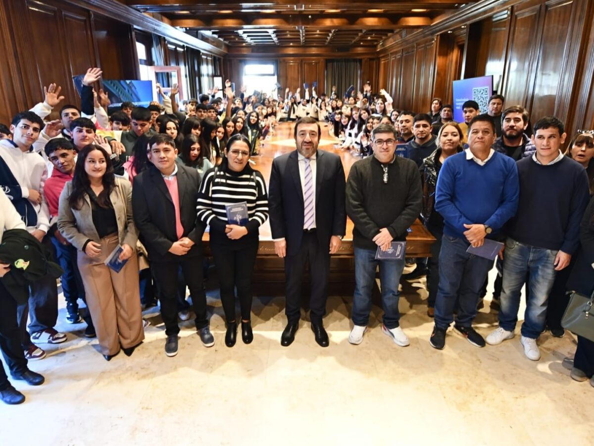 Alumnos de los departamentos San Martín, Avellaneda y Figueroa conocieron Casa de Gobierno
