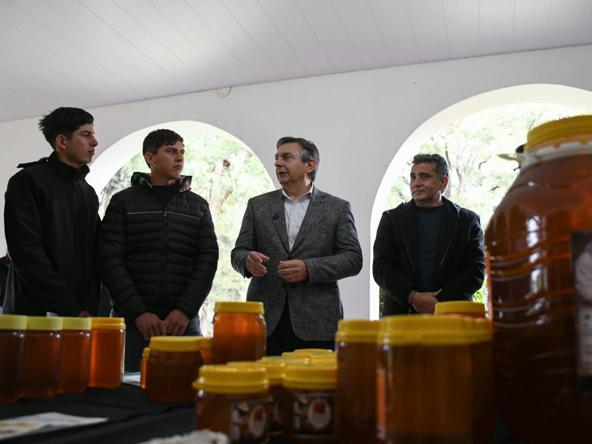 En la Semana de la Miel se vivió una exitosa jornada apícola en el Vivero San Carlos