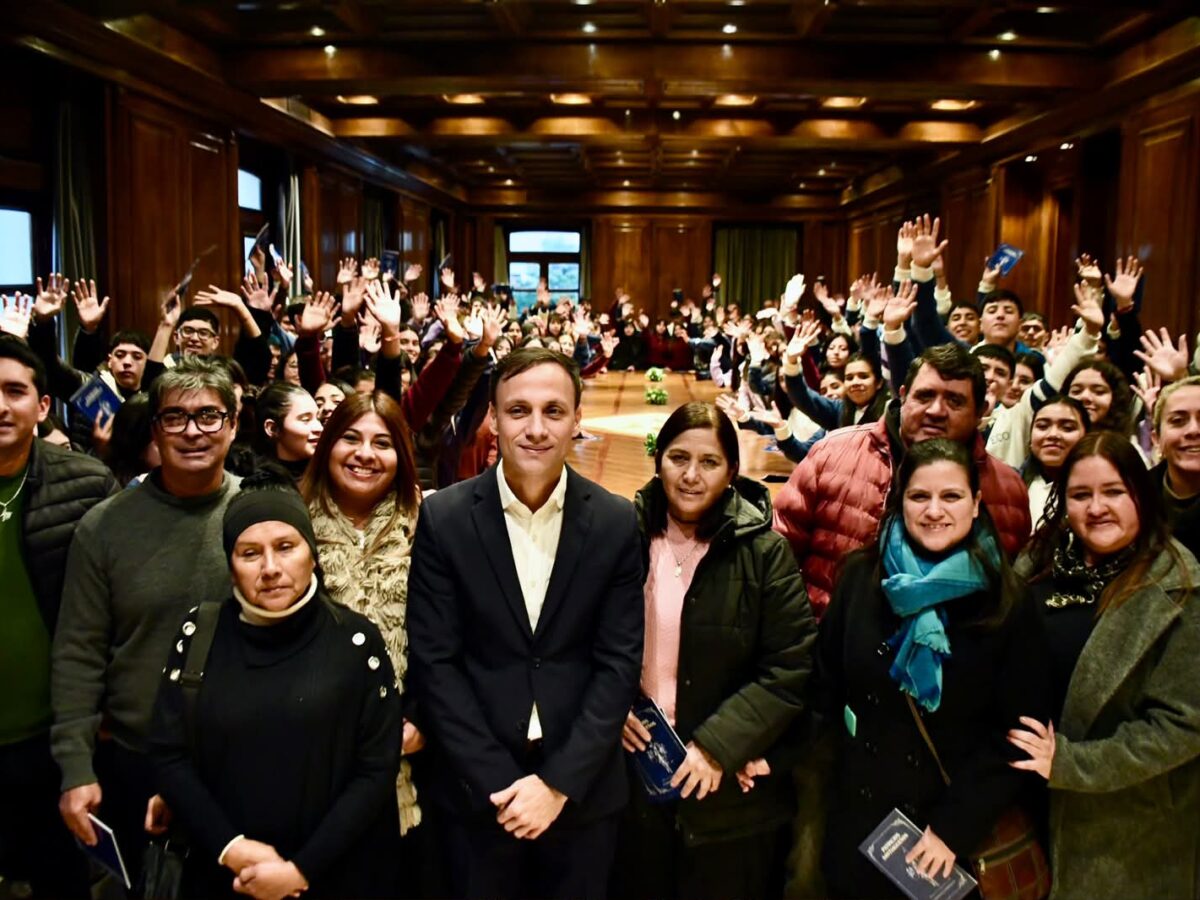 Víctor Araujo recibió a estudiantes de los departamentos Loreto y Juan Felipe Ibarra