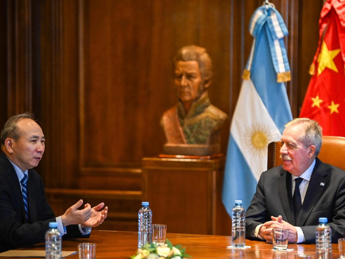 El Gobernador Suárez se reunió con el mabajador de China en Argentina y un grupo de empresarios