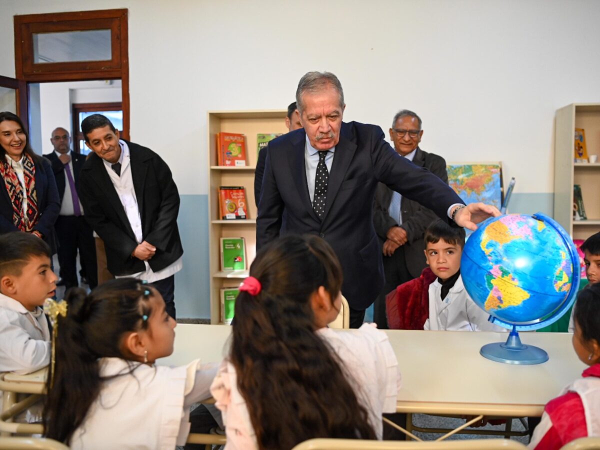 El Gobernador inauguró obras en la Escuela N° 490 y en el Jardín de Infantes Anexo de Puesto Suárez