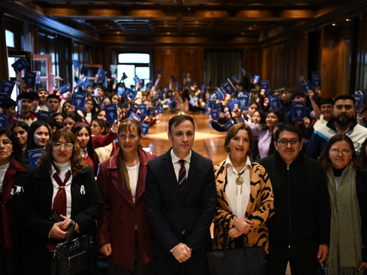 El Jefe de Gabinete recibió a alumnos de los departamentos Taboada, Moreno y Avellaneda