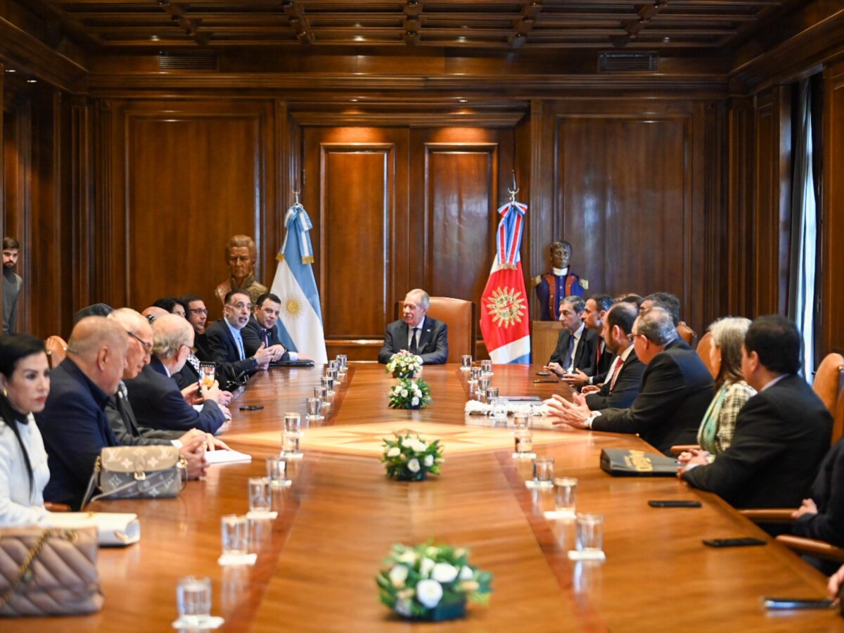 Suárez recibió a la comitiva de FEARAB en Casa de Gobierno