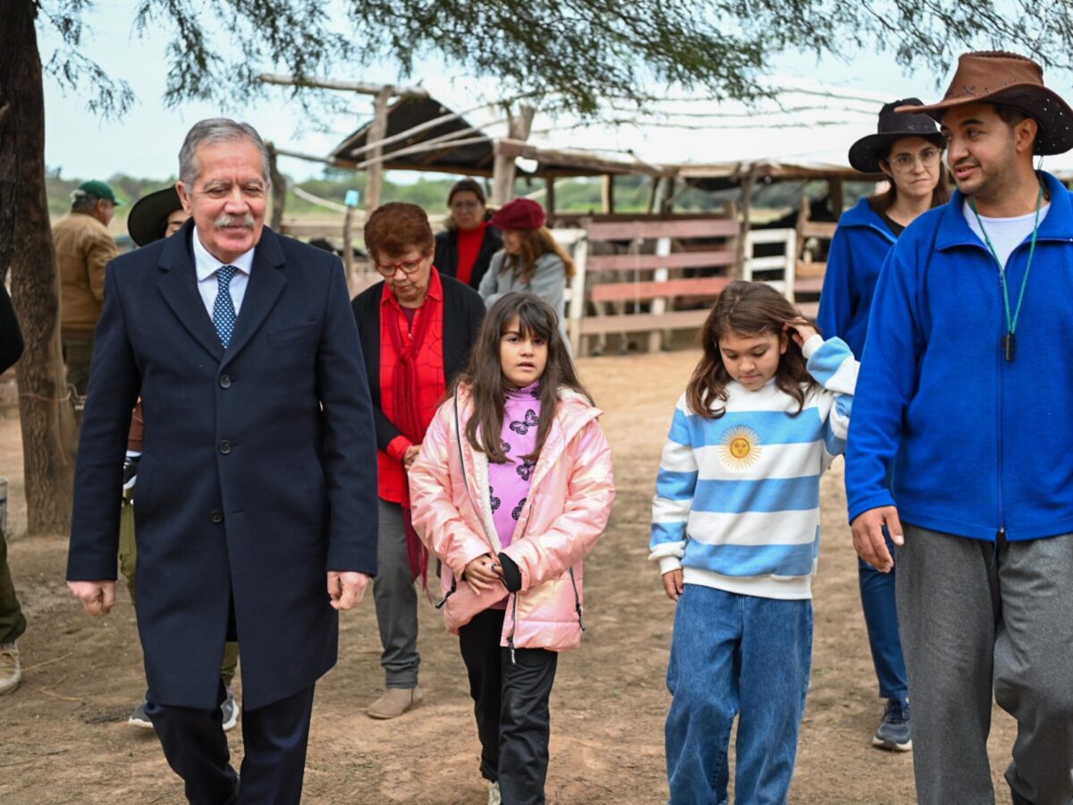 El Gobernador visitó la reserva ecológica y granja de la Fundación Estilo Campo en el departamento Silípica