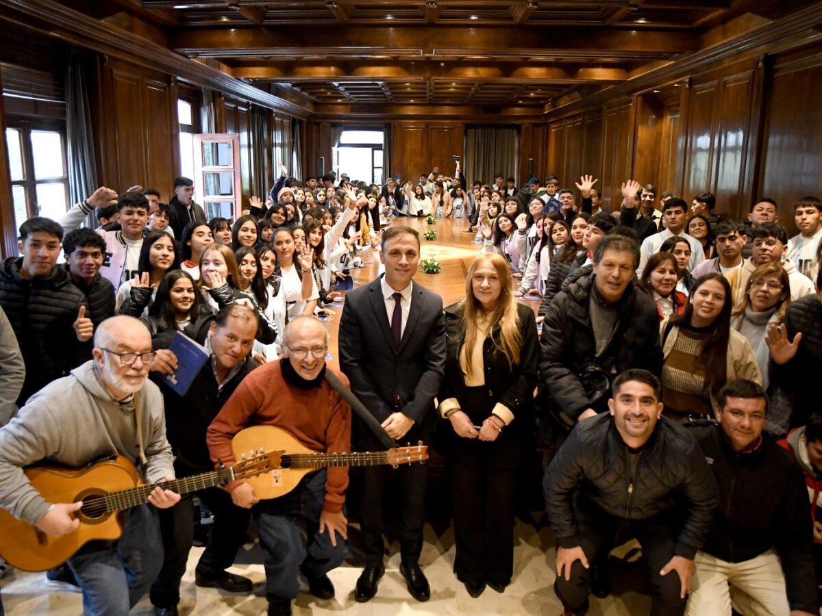 Alumnos de San Martín, Jiménez y Atamisquí visitaron Casa de Gobierno