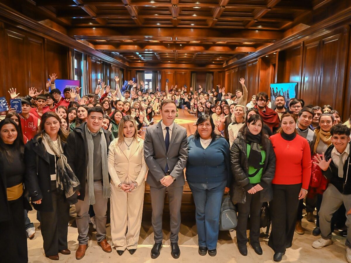 El Jefe de Gabinete recibió aalumnos de los departamentos Silípica, Choya y Guasayán