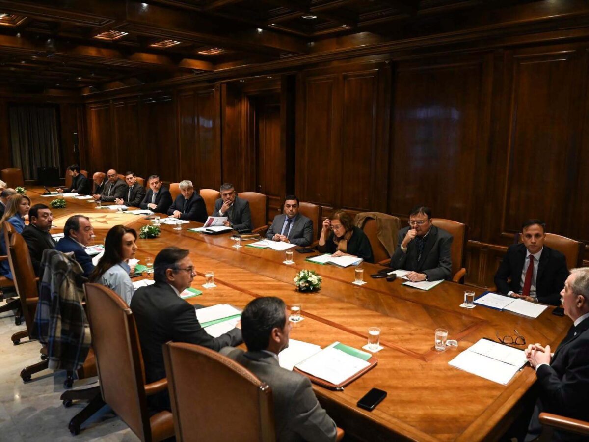 En Casa de Gobierno se realiza una reunión de gabinete provincial ampliado para coordinar políticas estratégicas