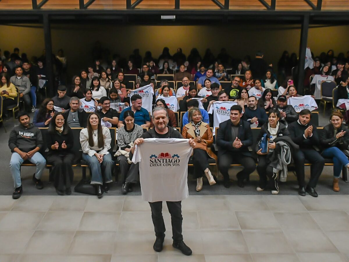 Cientos de jóvenes participaron en Fernández de un conversatorio con Darío Sztajnzrajber