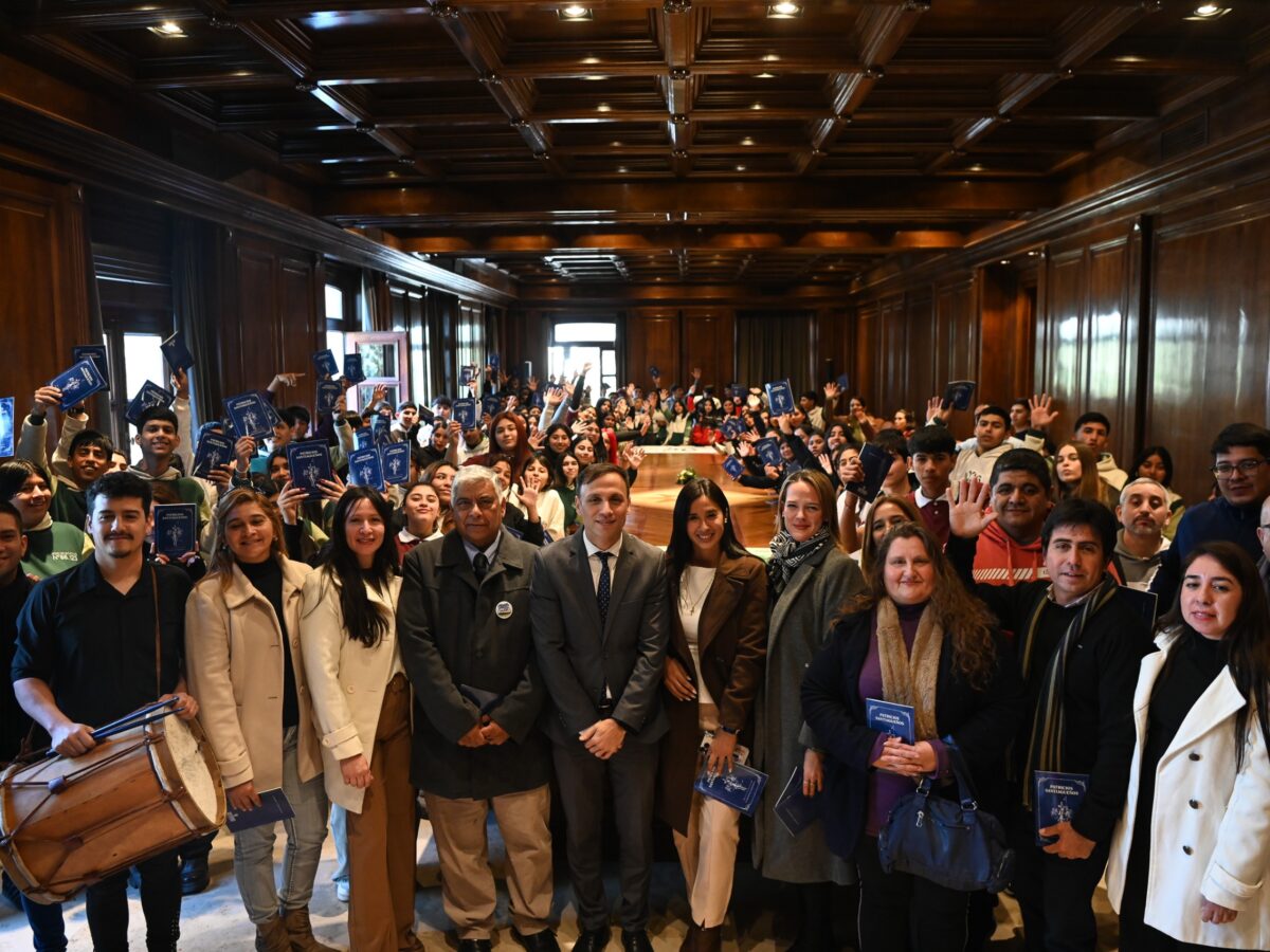El Jefe de Gabinete recibió en Casa de Gobierno a estudiantes de los departamentos Banda y Robles