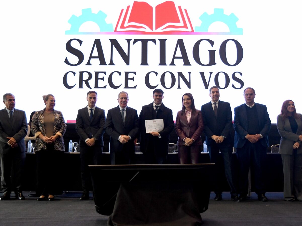 El Gobernador Elías Suárez fue parte de la entrega certificados a los primeros egresados del programa “Santiago Crece con Vos”