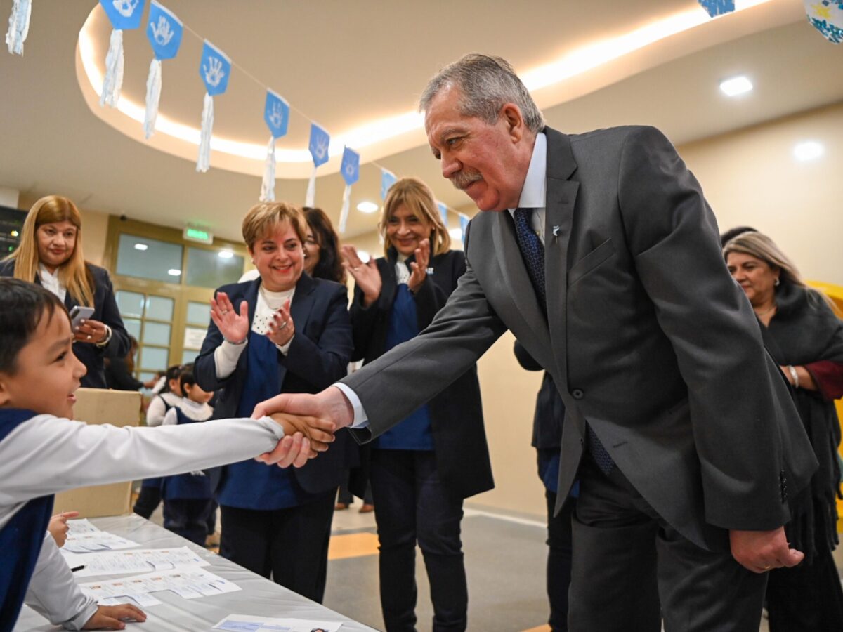 El Gobernador visitó el Jardín de la Escuela Normal “General Manuel Belgrano”