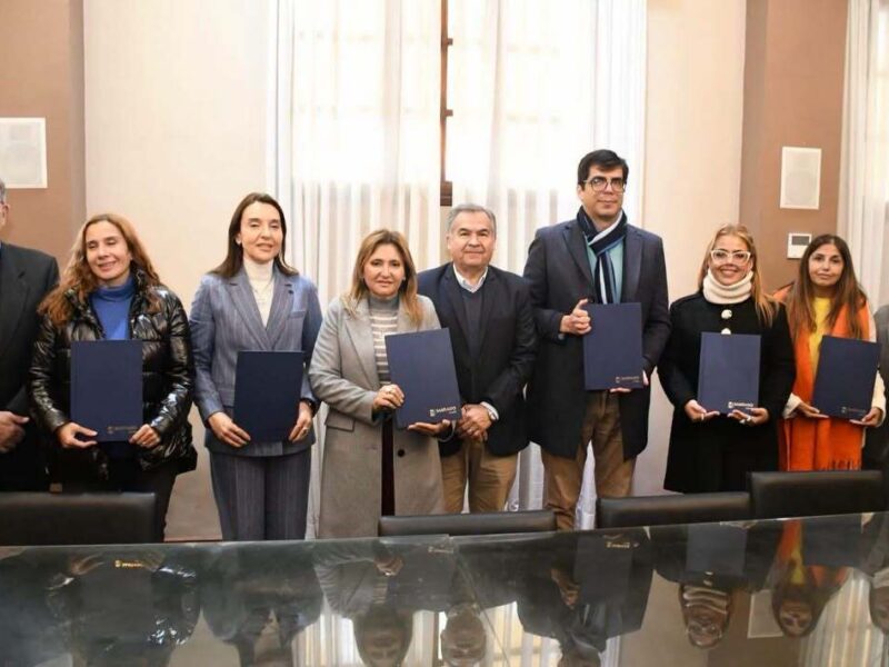 La ministra de Educación Mariela Nassif y la intendente Norma Fuentes firmaron convenios para fortalecer la formación docente en jardines municipales