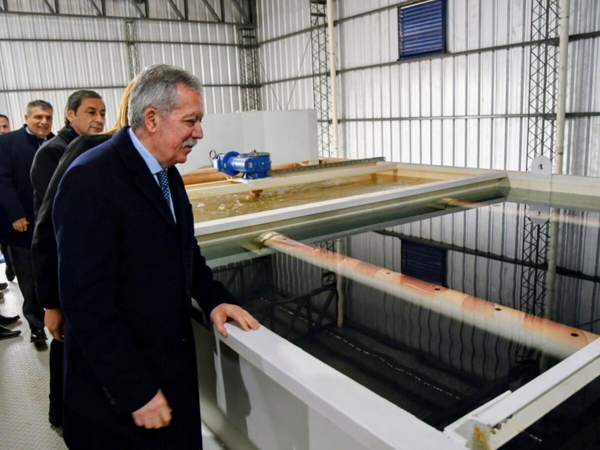El gobernador Elías Suárez inauguró una planta potabilizadora de agua y entregó viviendas sociales en Pampa de los Guanacos