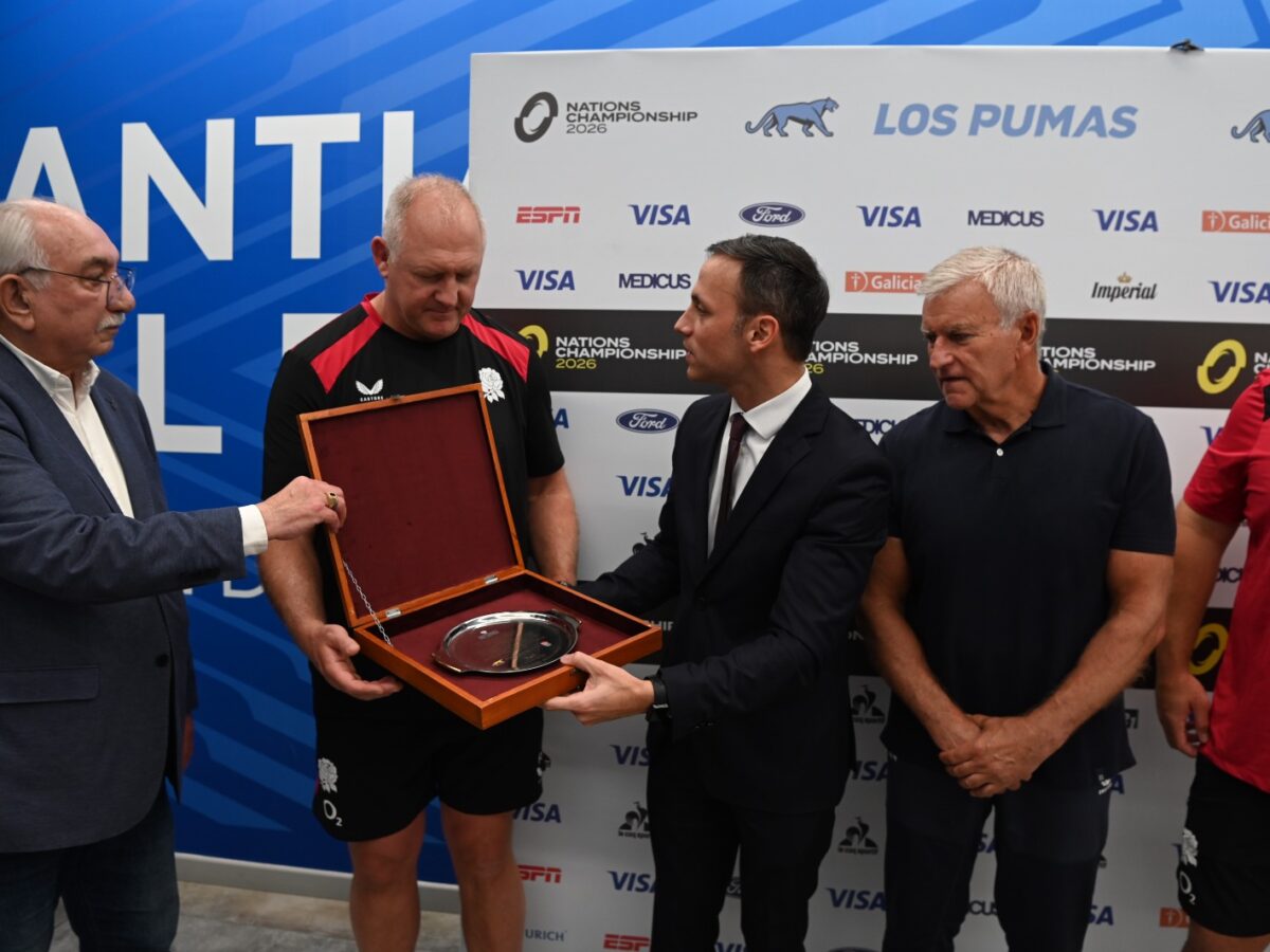 El Jefe de Gabinete Víctor Araujo  entregó un reconocimiento a la selección de rugby de Inglaterra