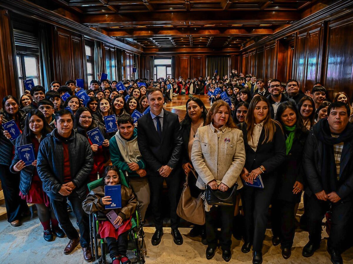 Estudiantes de Loreto y Fernández fueron recibidos en Casa de Gobierno por el Jefe de Gabinete