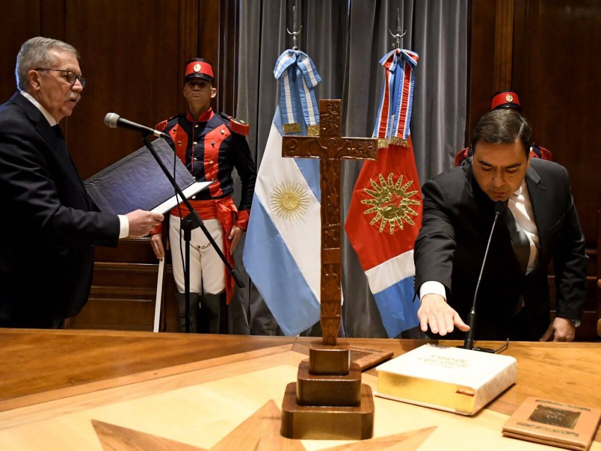 El gobernador Elias Suarez tomó juramento al nuevo ministro de Economía CPN Jorge Gustavo Murad