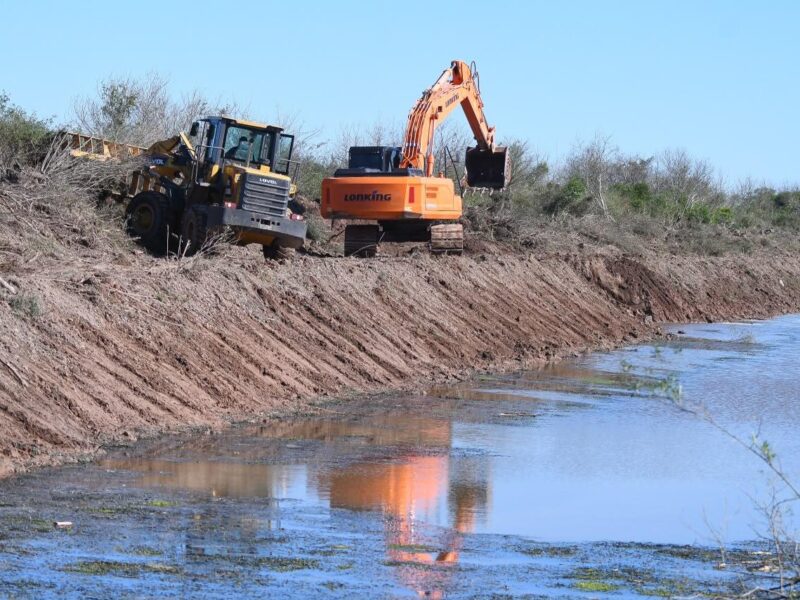 Realizan trabajos de desobstrucción y perfilado en el canal madre de Añatuya