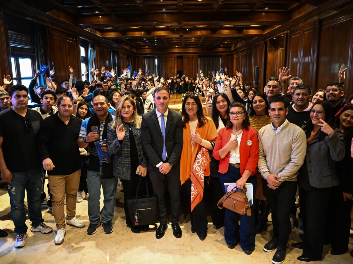 El Jefe de Gabinete recibió en Casa de Gobierno a estudiantes de siete departamentos