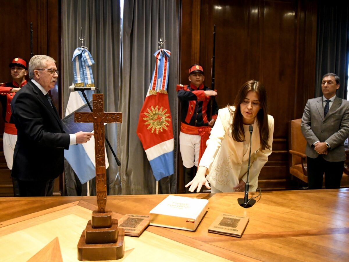 El Gobernador Elías Suárez tomó junramento a la nueva secretaria de Estado de Gestión Economíca Dra. María de los ángeles Montenegro