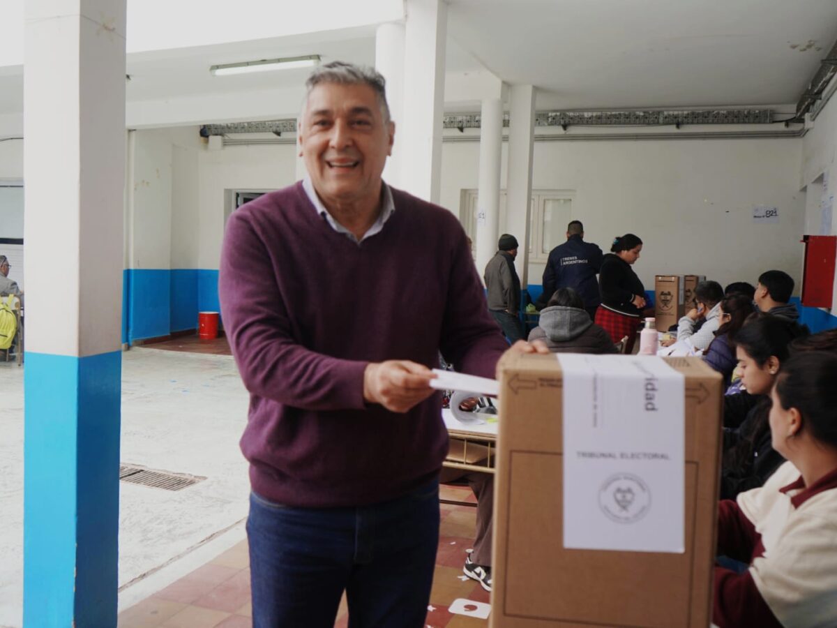 Roger Nediani emitió su voto y convocó a los bandeños a participar de la jornada democrática