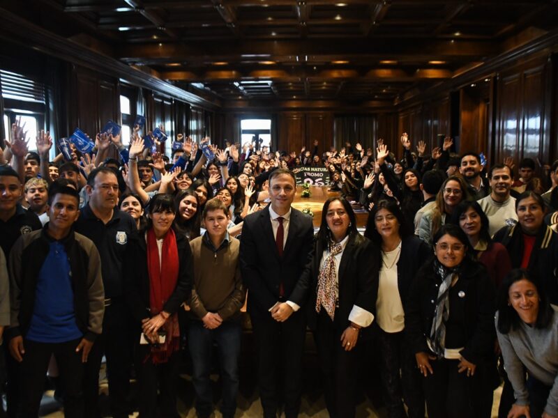 Alumnos de los departamentos Copo, Taboda, Robles, Jiménez, Río Hondo y Choya visitaron Casa de Gobierno