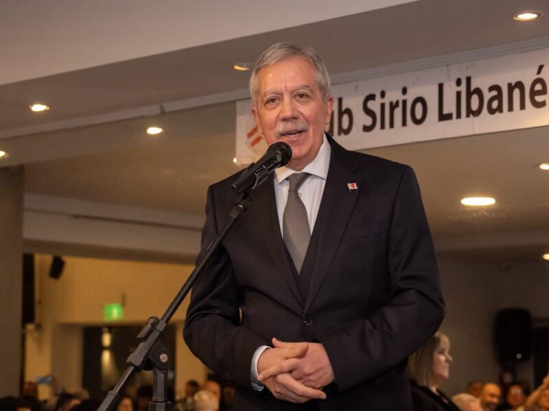 El gobernador Elías Suárez recibió la Distinción Ugarit en la categoría Política