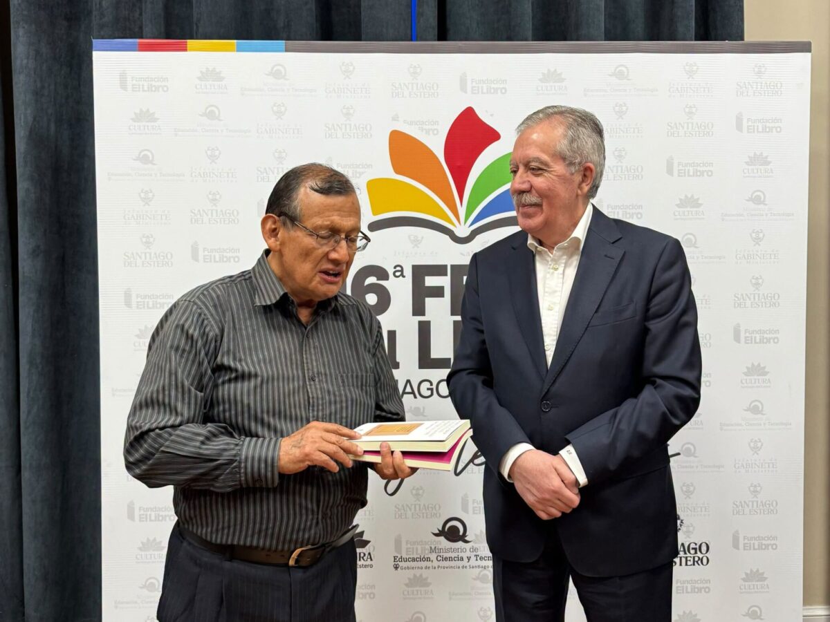 El gobernador Elías Suarez recibió al escritor peruano Pablo Landeo Muñoz en la Feria del Libro