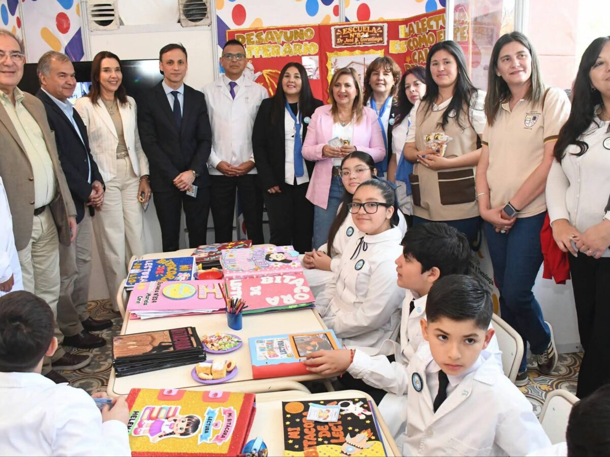 El Jefe de Gabinete junto a la intendente Fuentes y a la ministra Nassif visitaron la Feria del Libro en el CCB