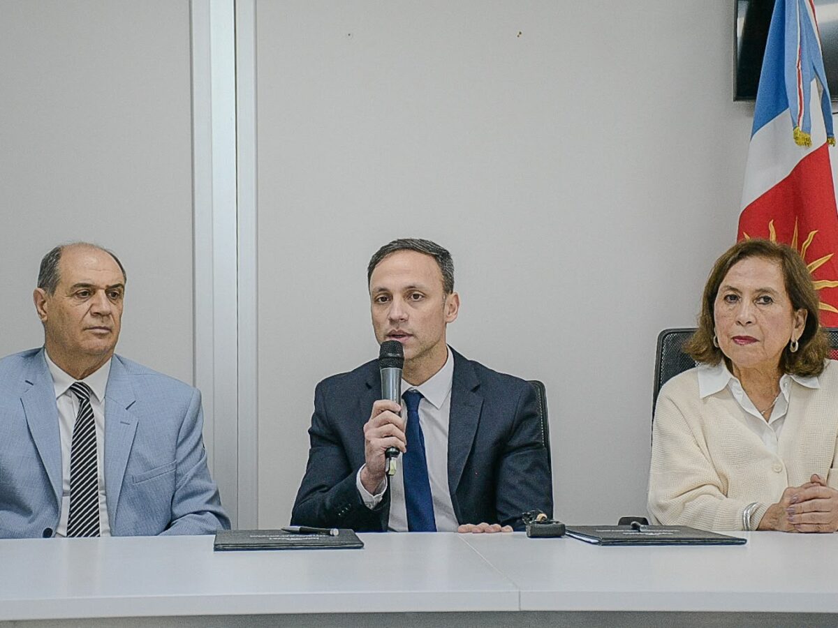 La provincia y el Consejo Médico firmaron un protocolo de asistencia técnica para fortalecer la formación quirúrgica de profesionales de la salud